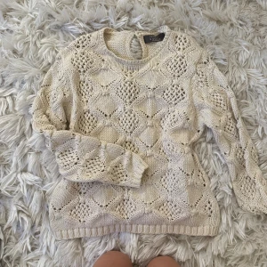 Beige stickad tröja från Primark - Säljer en beige stickad tröja från Primark i storlek M. Tröjan har ett snyggt hålmönster i diamantform och rund halsringning. Perfekt för lager-på-lager och passar till både jeans och kjol.