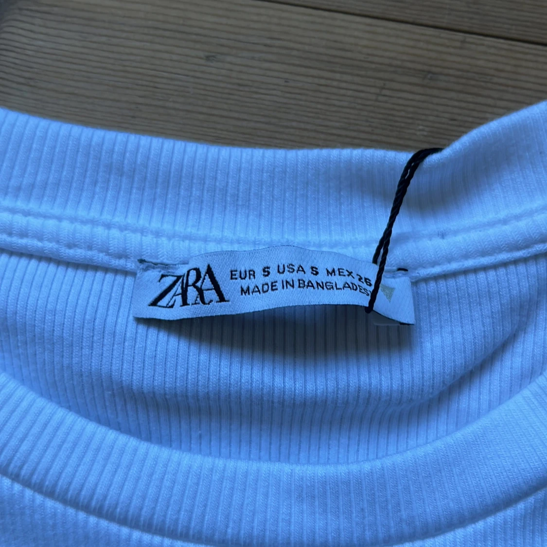 Vit ribbad topp med volangärm Zara S - 1