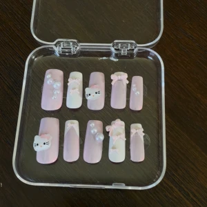 Hellokitty naglar - Press on naglar med hello kitty tema🩷(är mer ljusrosa än de syns på bild) Kolla gärna min profil för fler hellokitty saker!