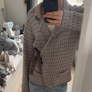 Kofta omlott - En kofta som man knyter i sidan, jätteskön och varm🤗