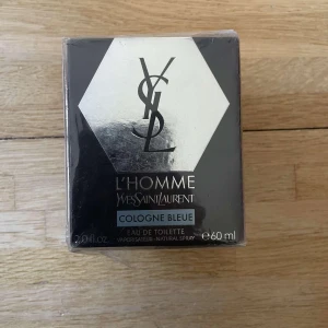 YSL L'Homme Cologne Bleue 60ml - YSL L'Homme Cologne Bleue Eau de Toilette, 60 ml. Ingredienser: alcohol, aqua/water, parfum/fragrance, limonene, linalool, butyl methoxydibenzoylmethane, benzyl salicylate, geraniol, coumarin, citral, benzyl alcohol, alpha-isomethyl ionone, citronellol, eugenol, CI 60730/Ext Violet 2. Tillverkad i Frankrike.