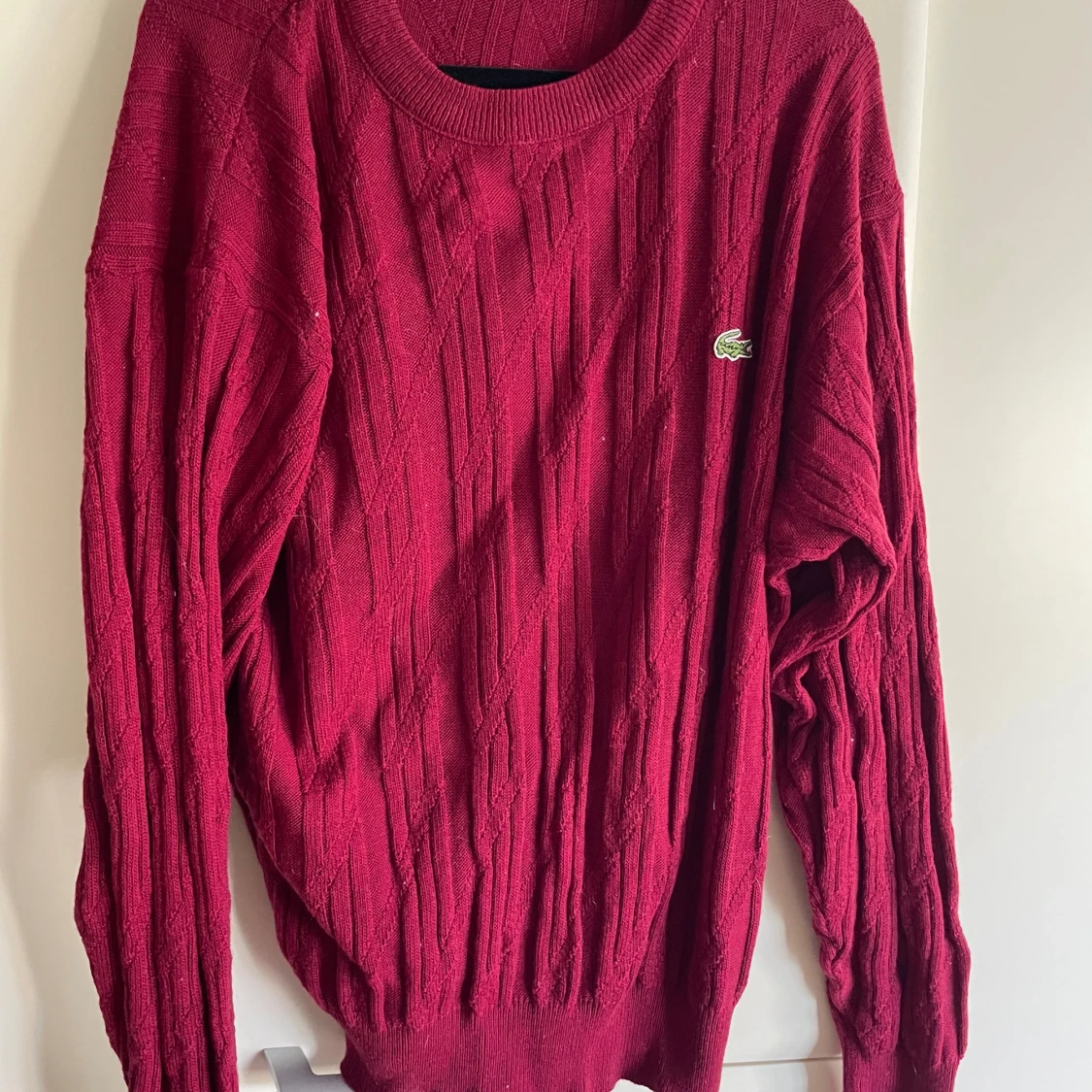 Lacoste stickad vinröd tröja stl 4