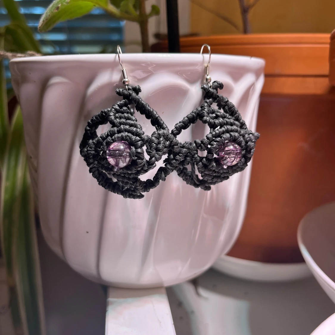 Handgjorda svarta makraméörhängen - 1