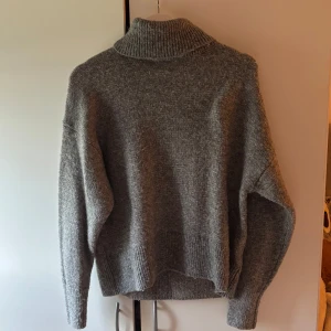 Grå polotröja - Säljer en mysig och fin grå polotröja🩶🩶 Perfekt till hösten och vintern!!