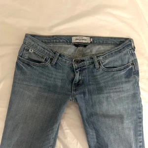 Lågmidjade jeans  - Jätte snygga lågmidjade jeans ifrån Abercrombie & Fitch! Midjemått: ca 37cm. Innerbenslängden: ca 79cm. 💕