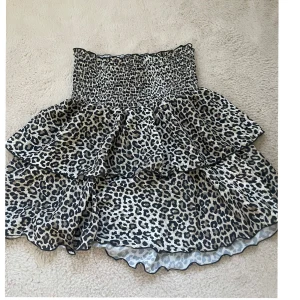 Leopardmönstrad volangkjol från LMTD/Din stil - Superfin kort volangkjol från LMTD med leopardmönster i svart, beige och grått. Kjolen har smock i midjan för en bekväm passform och dubbla volanger som ger extra flärd. Perfekt för dig som vill sticka ut med en trendig look. Ny pris är 400, men säljer då den inte kommer till användning❣️