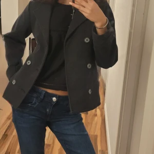 Mörkgrå skepparkavaj från Esprit - Otroligt snygg kappa, perfekt nu till hösten från Esprit I storlek 140-146 men passar mig på bilden som brukar ha XS eller barnstorlek 164-170. Jackan är vatten tät. Väldigt varm och skön och i jättebra skick!! PRIS GÅR ATT DISKUTERAS!!