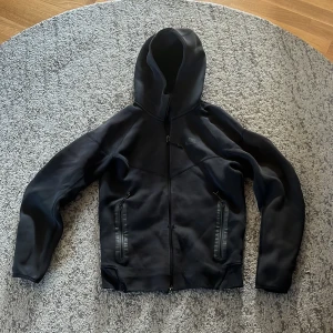 Svart Nike Tech Hoodie - Pris kan sänkas
