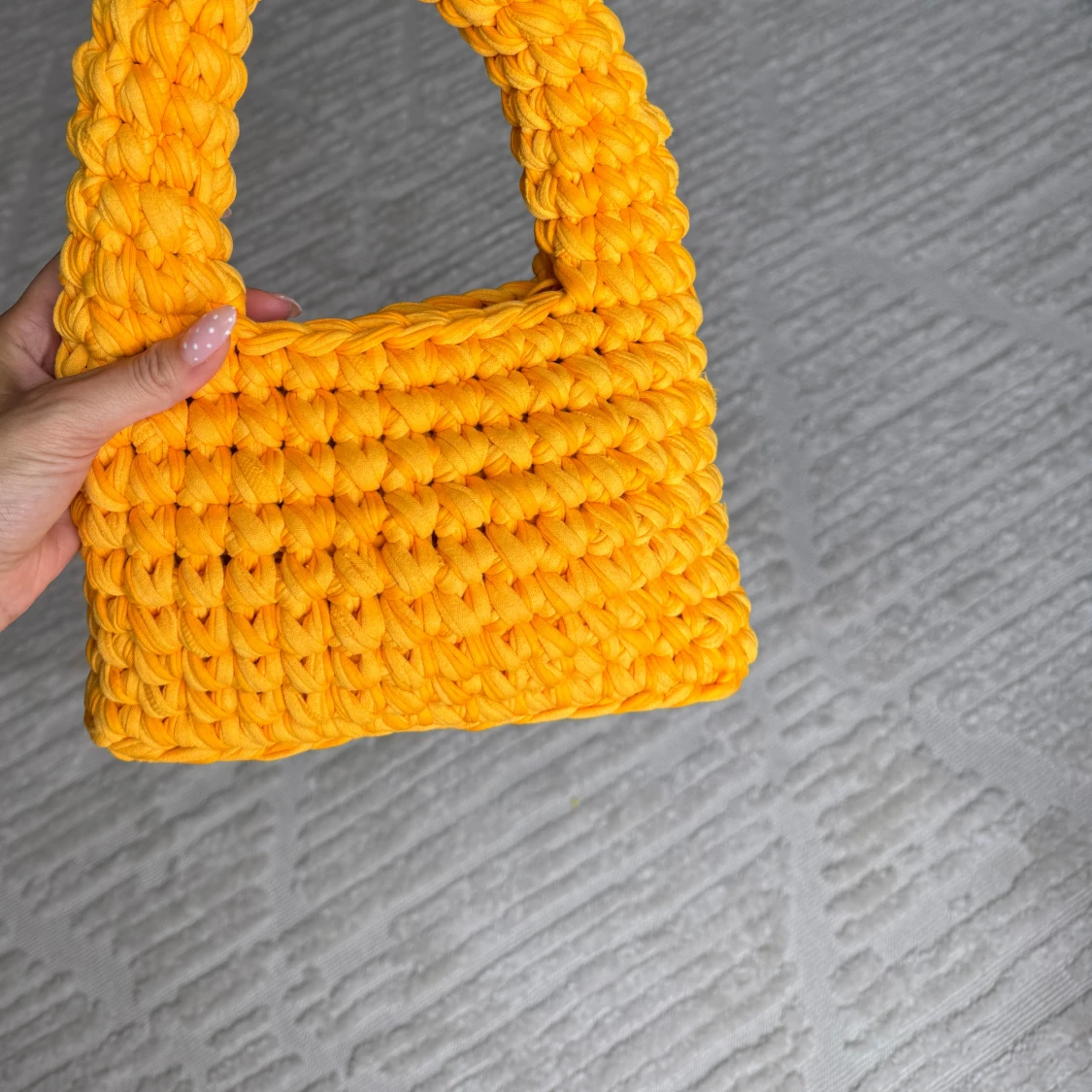 Gul stickad handväska med chunky look