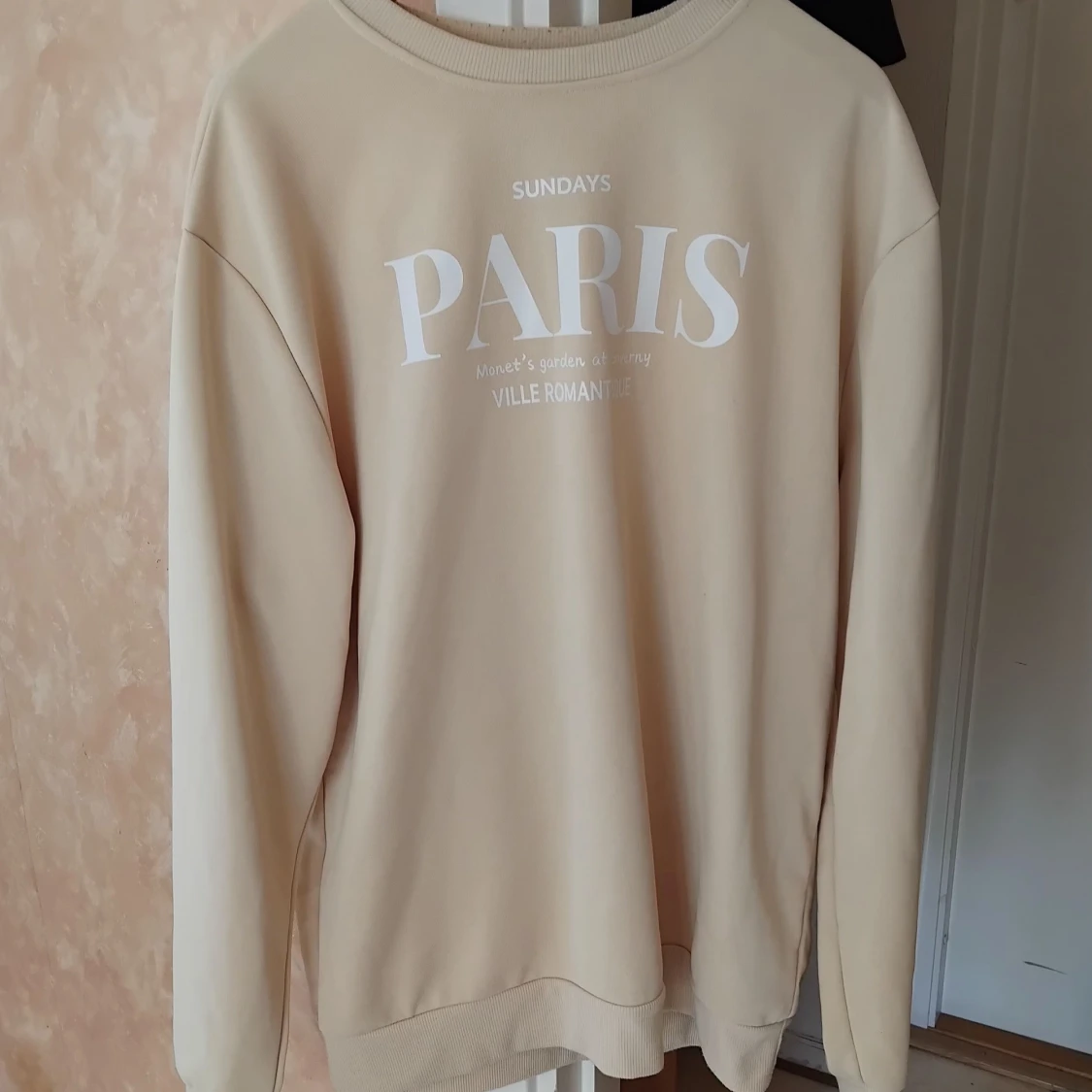 Beige sweatshirt med Paris-tryck