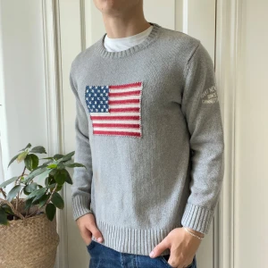 Gant tröja grå USA flagga M - Gant tröja grå USA flagga M, inga defekter. Modellen är 180,75 kg. Kom med frågor 🫶