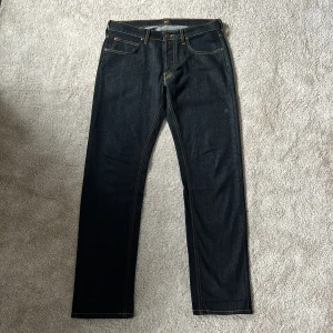 Lee jeans Straight fit - Lee jeans straight fit. Endast testade ca 3 gånger! Otroligt fint skick. Mörkblå färg med kontrast sömmar! W32 L32 modell: Daren. Material: 99% bomull 1% elastan! Skriv vid intresse av köp, mått, funderingar eller mer bilder! 😊 MVH DC 🔹