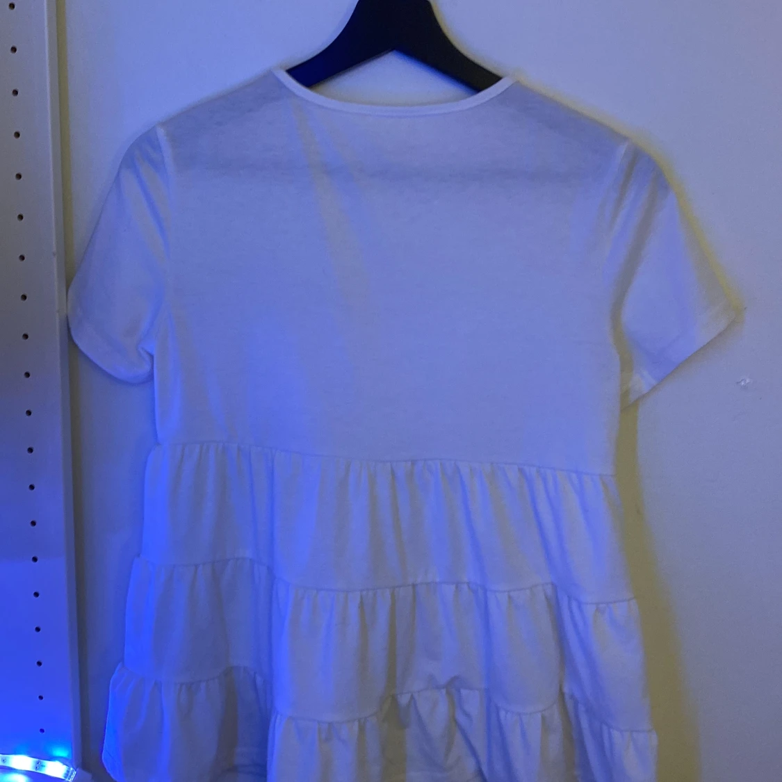 Vit volangklänning med kort ärm - 1