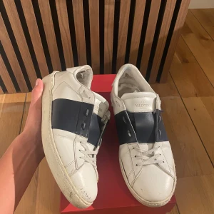 Valentino open  - Tjena! Ett par feta valentino opens  i marinblå som är 100% autentiska men i ett använt skick. Alla defekter syns på bilderna och högerskon har varit hos skomakaren engång och sulan sitter som ny! Slitningar på insida av hälen. Allt og inkluderas✅Hör av er och diskutera ett pris!!👑Seriekod skickas vid behov! Storlek 43 och en halv!