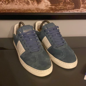 Valentino Garavani Flycrew - Säljer nu mina Valentino Flycrew. Endast 3 spikar borta. Storlek 42, passar även 43. Köpta från North Star Horizon. Tveka inte på att ställa frågor!