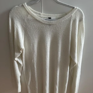 Vit stickad tröja H&M - Enkel och stilren vit stickad tröja från H&M med rund halsringning och långa ärmar. Tröjan har en mjuk och lite lös passform, perfekt att slänga på sig över ett linne eller t-shirt. Passar till både jeans och kjol för en chill look