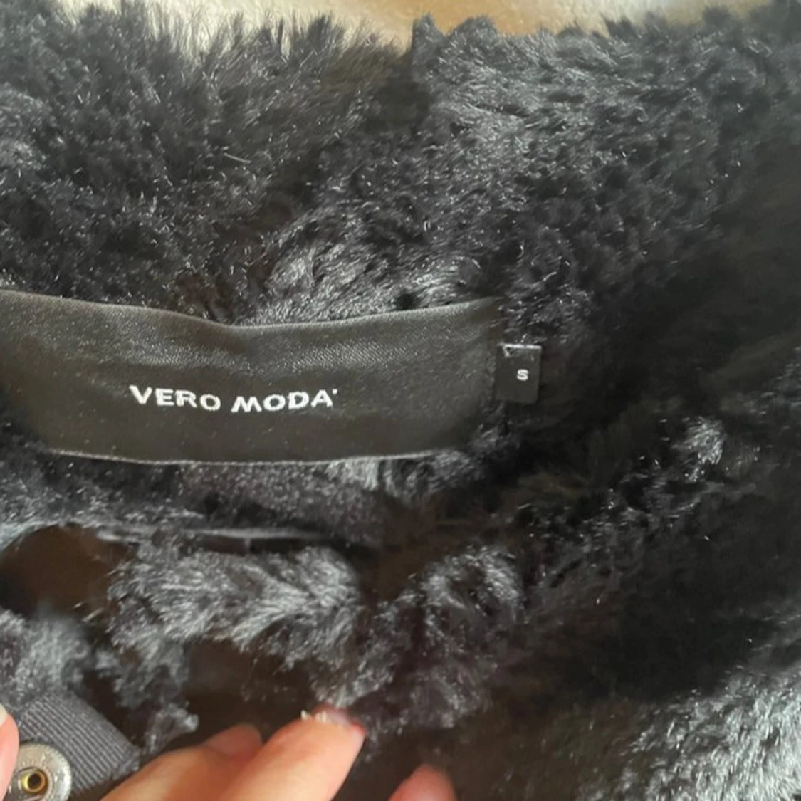 Svart pälsjacka från Vero Moda - 1