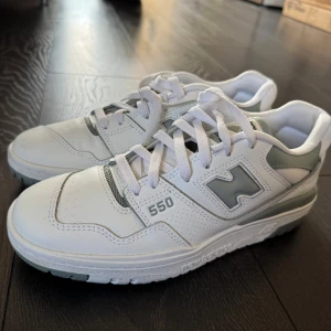 New Balance 550 vita sneakers - Säljer dessa jättesnygga New Balance 550 sneakers i vitt med ljusgröna detaljer i storlek 40,5. Aldrig använda enbart testade. Säljer då de aldrig kommer till användning. 