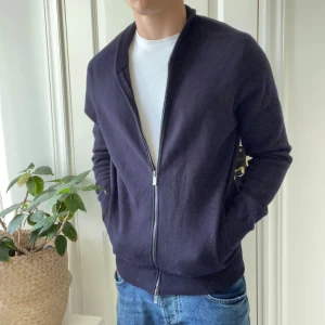 Massimo Dutti overshirt / jacka L - Massimo Dutti overshirt / jacka L, om du kollar lappen så ser du modellen och kan även söka upp vilket material. Matierlalet e sjukt skönt och najs! Sitter därför också sjukt nice. Modellen är 180,75 kg. 🫶