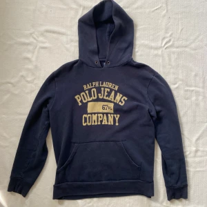 Ralph Lauren Hoodie  - En riktig snygg hoodie från Ralph Lauren! Med bra passform och en klassisk design är den ett perfekt vardagsplagg. Storleken är M och vid intresse är det bara att höra av sig :)