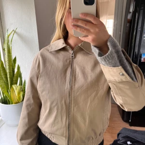 Beige kort jacka med krage - Beige jacka med krage! Från pull & bear, endast använd enstaka gånger. Nypris 500kr, slutsåld! Skriv vid frågor, skickar oftast samma dag 😊