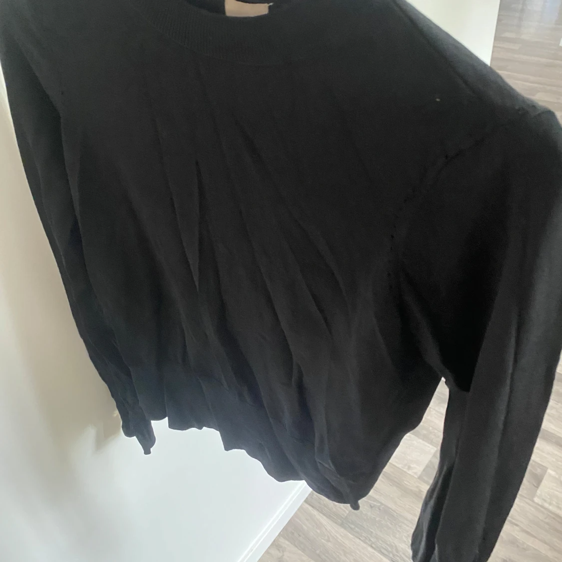 Svart stickad tröja med gulddetaljer H&M - 1