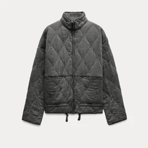 Vadderad jacka - Säljer en grå quiltad jacka med coolt vågigt mönster. Jackan har dragkedja framtill, hög krage och två stora fickor. Den är helt slutsåld från hemsidan och har inga defekter.