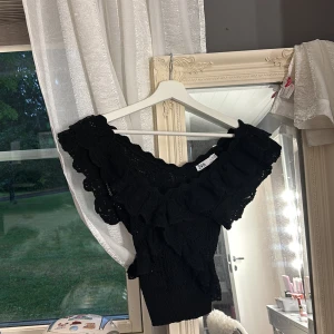 Svart spetsblus ifrån Zara - Supersöt svart blus från Zara strl S super fin❣️❣️