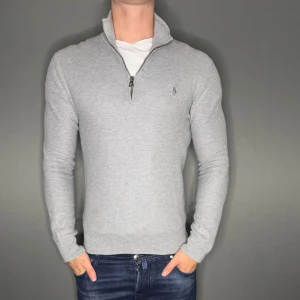Ralph lauren tröja - Hej säljer nu min fina Ralph lauren tröja i storlek L (Bilderna är tagna på samma tröja i S men de är exakt samma modell och skick).  Den är i nyskick och kommer vara otroligt snygg nu i höst. Nypris cirka 2500kr! Vi kommer att sälja liknande produkter så glöm inte följa profilen!🌊🍾
