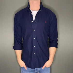 Ralph lauren skjorta - Hej säljer nu min fina Ralph lauren skjorta i storlek M. Den är i bra skick och kommer vara otroligt snygg nu i höst. Nypris cirka 1600kr! Vi kommer att sälja liknande produkter så glöm inte följa profilen!🌊🍾