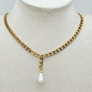 Guldhalsband med pärlhänge - Stilrent halsband i guldfärgad kedja med ett droppformat vitt pärlhänge som ger en elegant vibe. Rostfritt stål. 