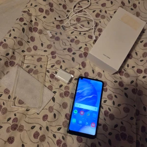 Smartphone - Säljer en smartphone med. Telefonen kommer med tillbehör. Mobilen är helt ny 