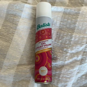 Batiste XXL Stylist Volume torrschampo - Batiste XXL Stylist Volume torrschampo som ger extra volym till håret och är perfekt för att fräscha upp frisyren snabbt. Flaskan rymmer 200 ml och är enkel att använda. Helt ny och oanvänd!!!