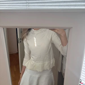 Stickad tröja  - Superfin stickad tröja, den har två fläckar (kolla sista bilden) men de går att få bort💕 Xxs/xs