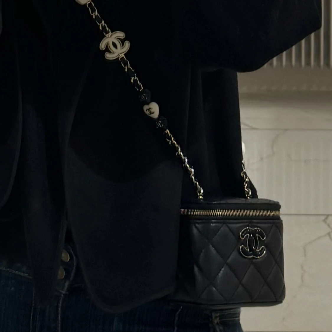 Chanel svart quiltad axelväska - 3