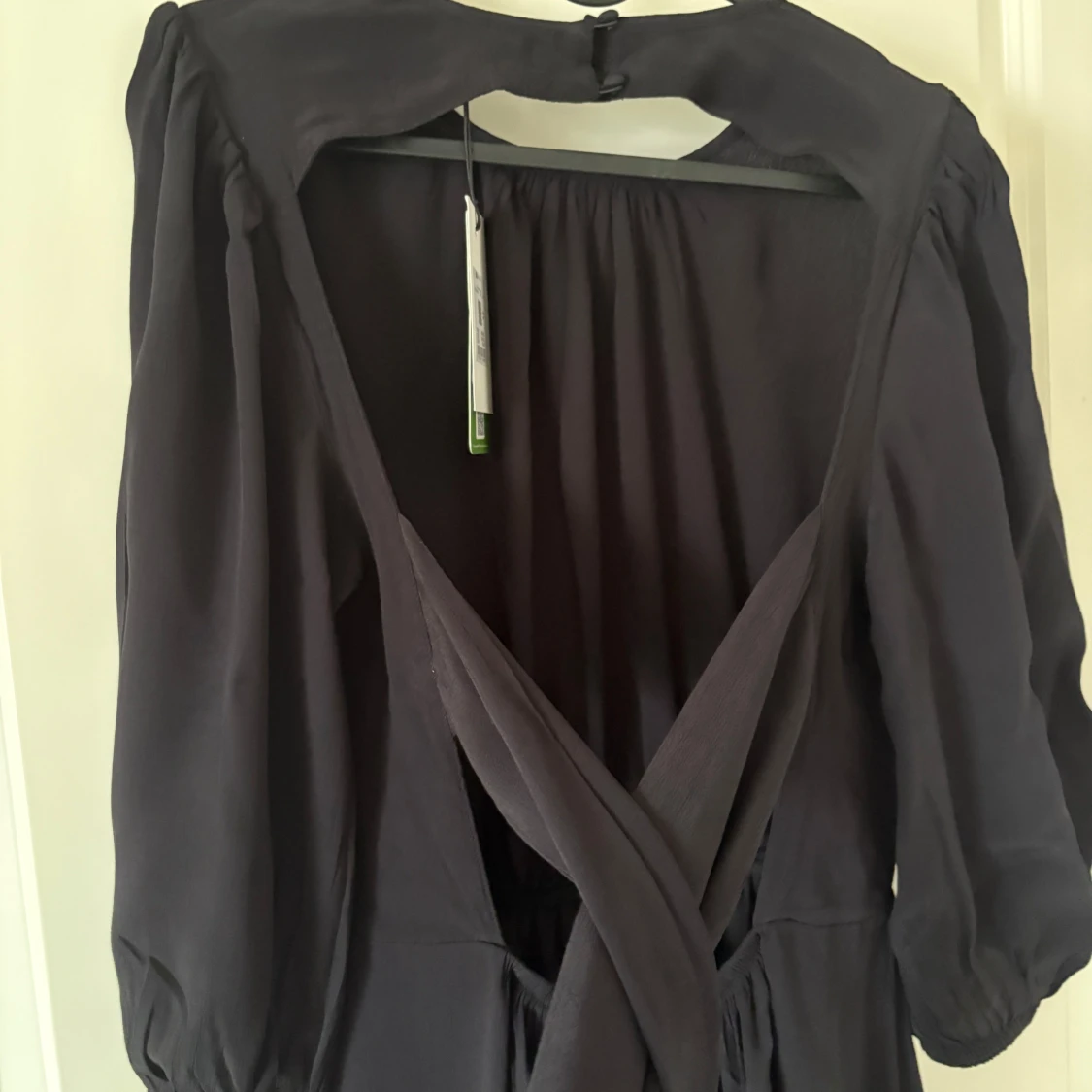 Svart långklänning med öppen rygg - 3