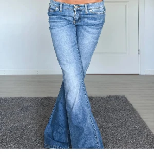 Ljusblå bootcut jeans från  - Hej! SÖKER dem här jeansen!  Skriv om ni har dessa jeans och vill sälja till mig.❤️