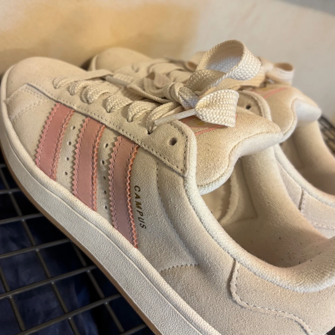 Adidas Campus sneakers i beige och rosa - 1