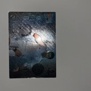 Vit Real Madrid fotbollströja Figo - Snygg vit fotbollströja från Real Madrid, buren av Luis Figo. Tröjan har korta ärmar, klassisk rund hals och Real Madrid-emblemet på bröstet. Adidas-loggan syns tydligt och designen är stilren utan mönster. Perfekt för dig som älskar fotboll och vill ha en ikonisk tröja.