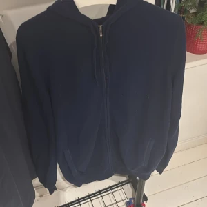 Mörkblå hoodie från Charles Tyrwhitt - Mörkblå cashmere hoodie från Charles Tyrwhitt. Perfekt för dig som gillar en enkel och stilren look. Storlek L men passar M också. Hör av dig om fler frågor 