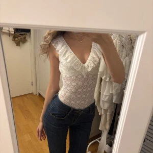 Spets body  - Supersnygg spets body från Maje. De går att ha den on och off shoulder (obs inte string)💕 Storlek 2 men passar xs/s. Nypris 1449kr