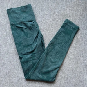 Stradivarius tights - Träningstights med militärmönster och scrunch ibak, formar och sitter väldigt snyggt  Strl s