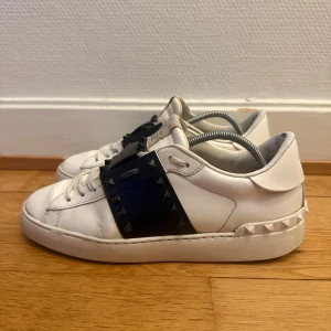 Valentino rockstud sneakers - Säljer nu dessa fina valentino skor | Storlek 39 | Kommer även med kvitto som intygar äktheten | Hör gärna av er vid frågor eller funderingar 