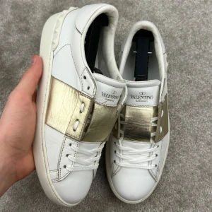 Valentino open guldiga - Valentino open guldiga | Skick: 9/10 | Storlek: 37 | Pris: 2199 kr | Tillbehör: Inget | Fler frågor? Hör av dig isåfall!