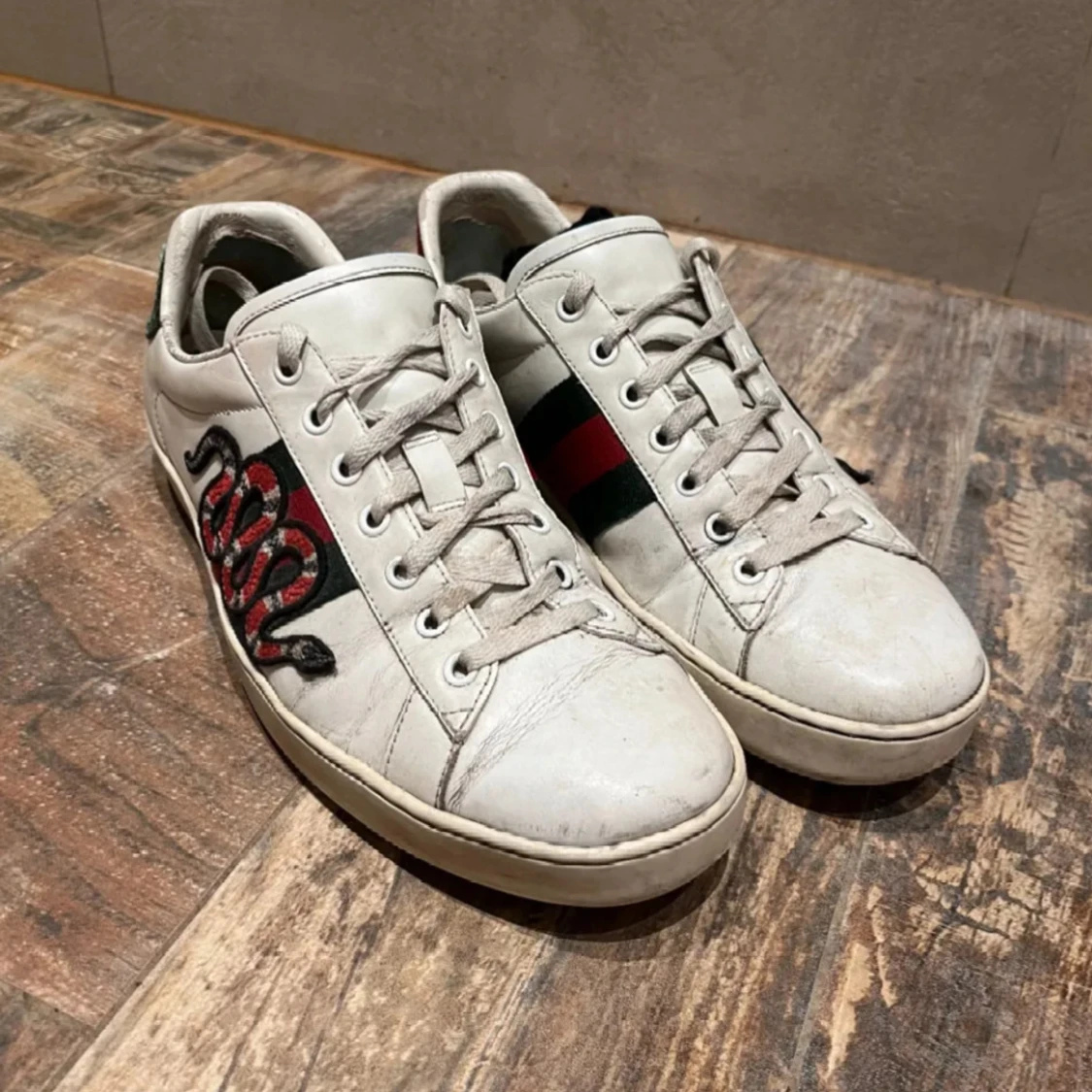 Gucci vita sneakers med orm brodyr - 1