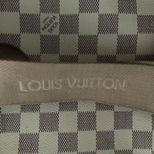 Louis Vuitton rutig ryggsäck beige - Snygg ryggsäck från Louis Vuitton i klassiskt rutigt mönster. Väskan är beige och brun med detaljer i skinn och har en praktisk ytterficka med dragkedja. Perfekt för dig som vill ha en ikonisk och trendig accessoar med plats för allt du behöver.💞pris kan diskuteras vid snabbaffär!