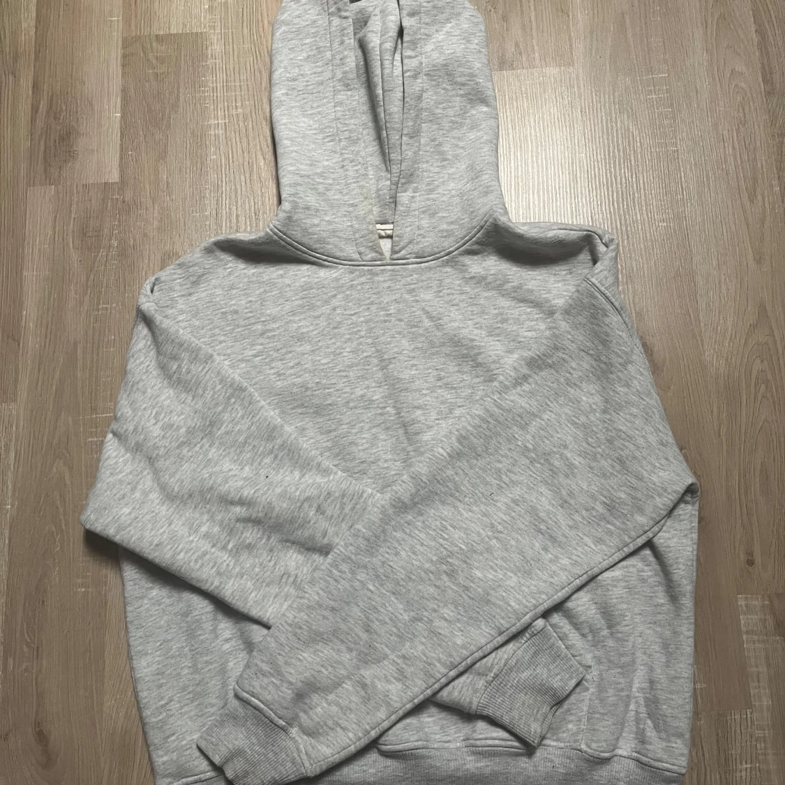 Grå hoodie med huva och magficka