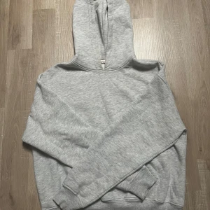 Grå hoodie med huva och magficka - Säljer en klassisk ljusgrå hoodie med stor huva och rymlig magficka💕