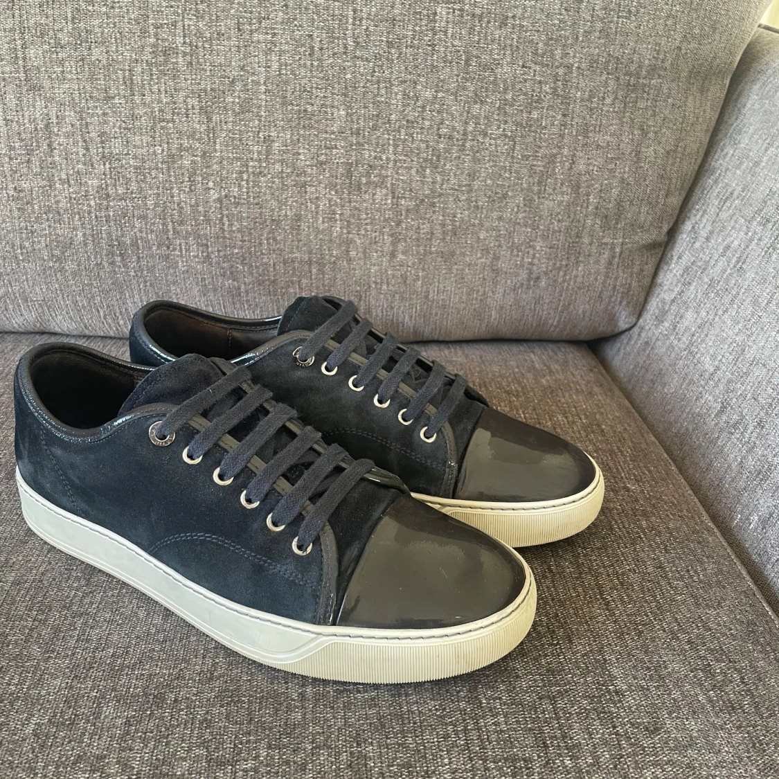 Mörkblå sneakers med mocka och lack - 1