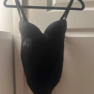 Svart push up body  - Snygg svart push up body med justerbara axelband. Strl 34
